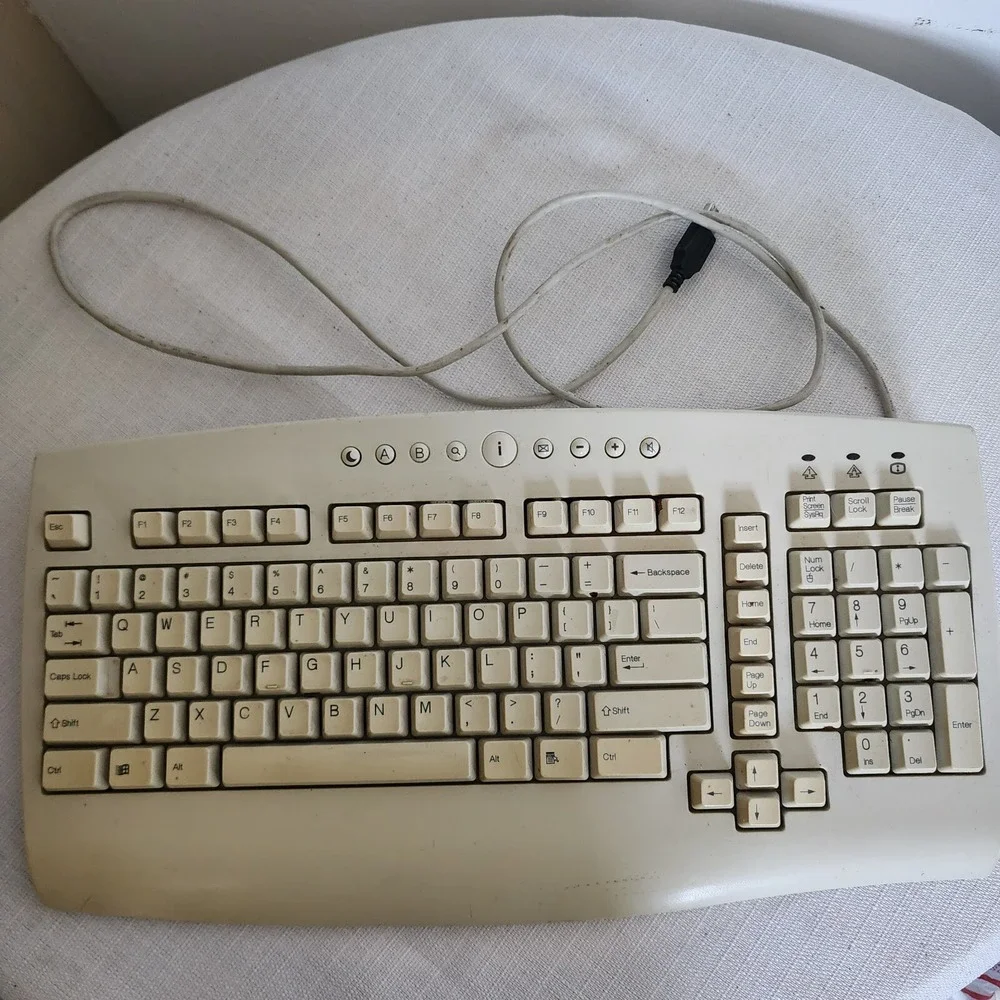 Vintage Chicony Keyboard White KUH9943 Clicky
